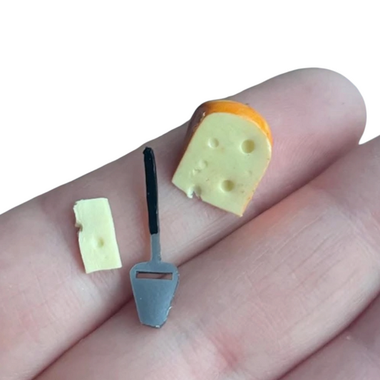 1:12 Stuk kaas met kaasschaaf - Handgemaakt - Poppenhuis
