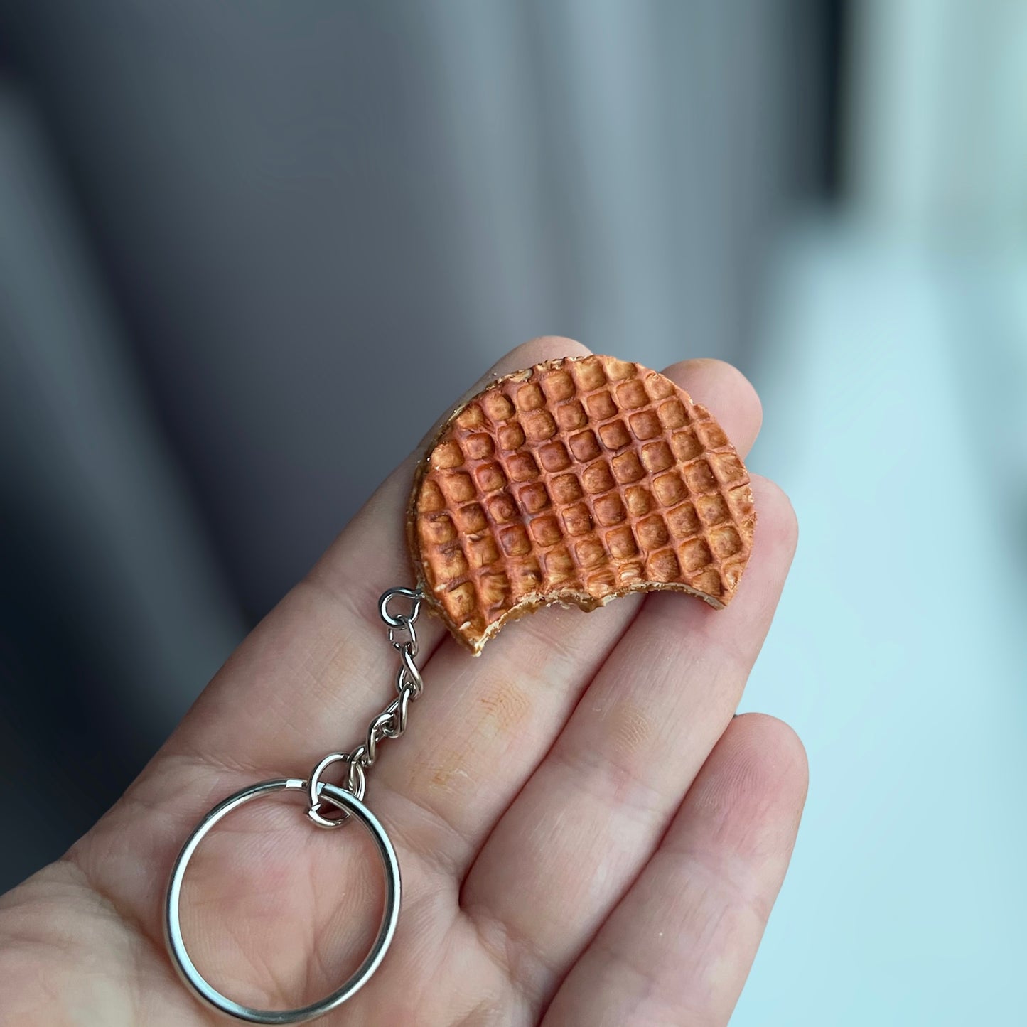 Stroopwafel met hapje eruit