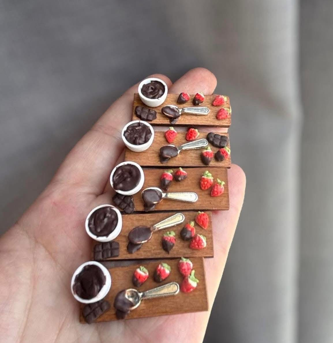 1:12 Plankje chocolade aardbeien - Handgemaakt - Poppenhuis