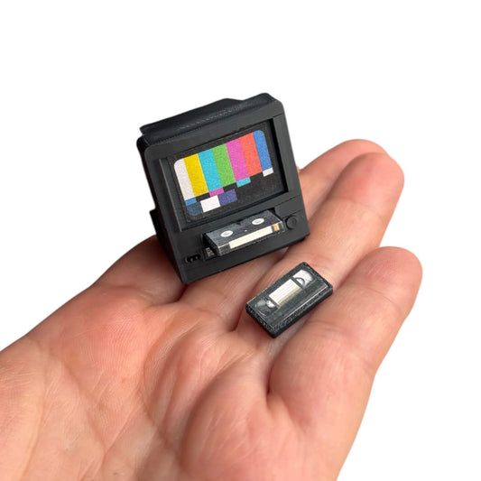 1:12 Retro tv met videobanden - Handgemaakt - Poppenhuis